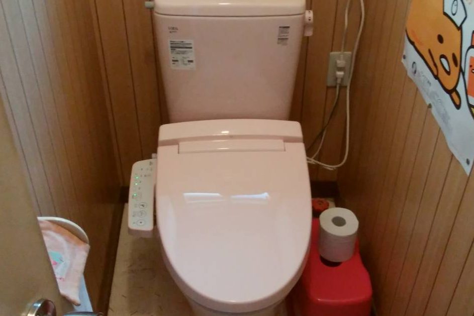 八戸市のトイレリフォーム。洗浄便座からの水漏れをきっかけに、老朽化した便器を交換 八戸市の住まい創りはリフォームササキ