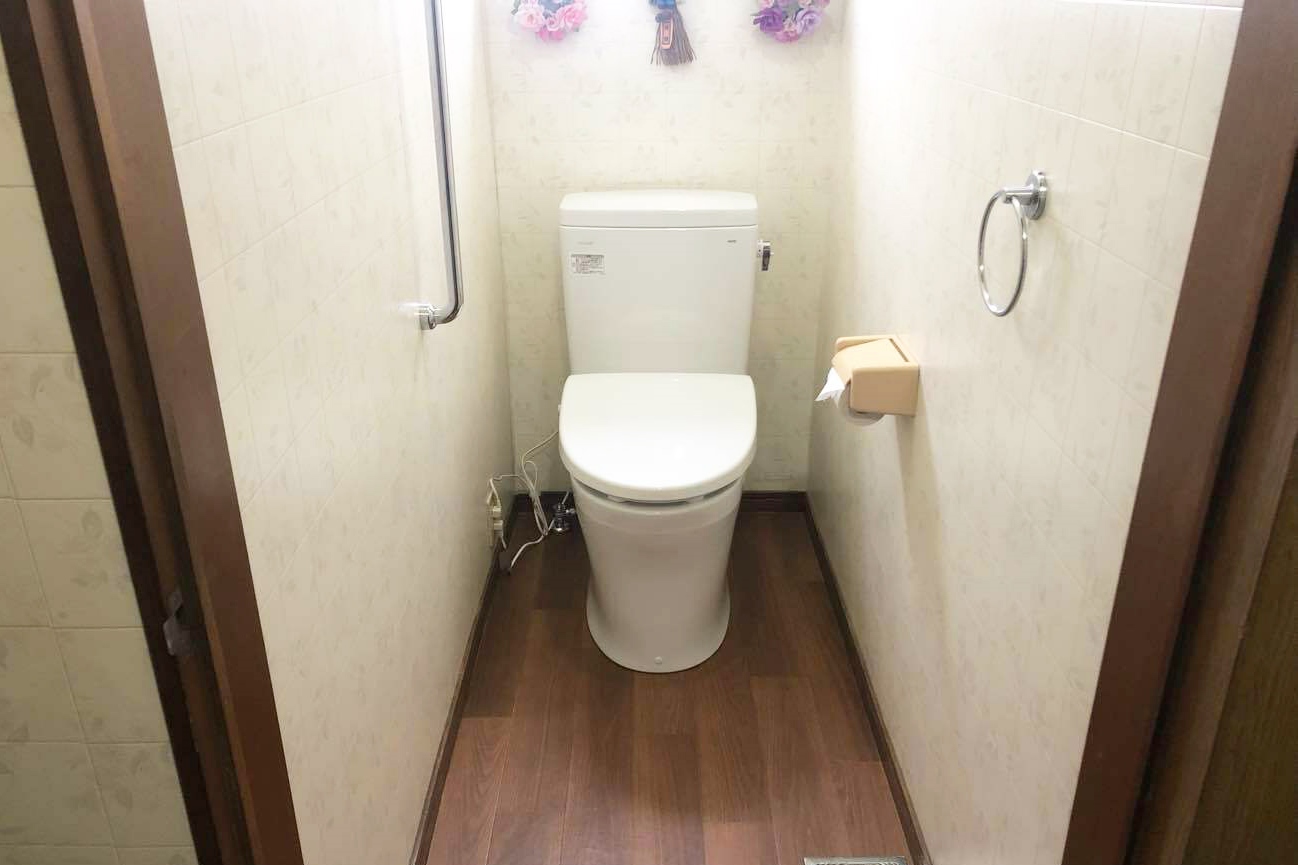 床も補修して安心!トイレ交換工事